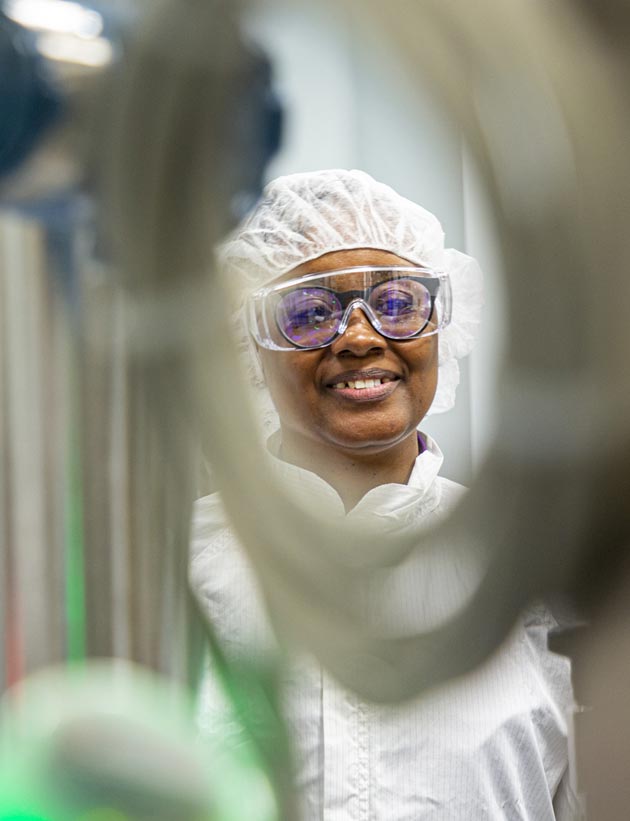 Werknemer van Biogen aan het werk in een laboratorium